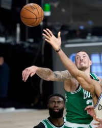  字母哥统治内线雄鹿轻取绿军显王者风