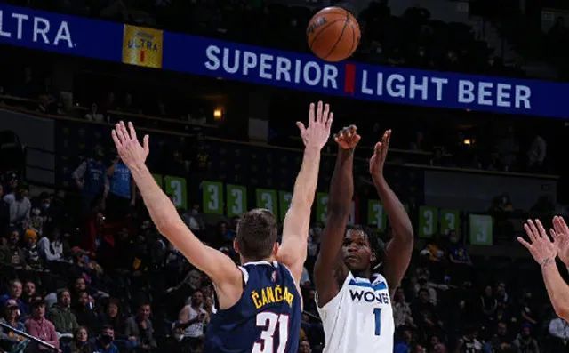  班凯罗暴扣震撼全场魔术逆转击败马刺