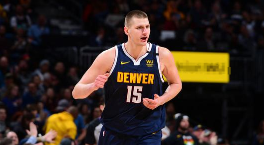  欧文灵动突破撕裂防线，独行侠客场爆冷击败快船